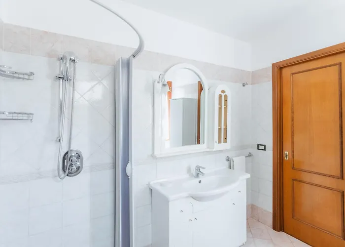 Seasuntour- The House In The Center