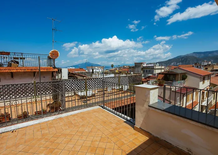 Seasuntour- The House In The Center *