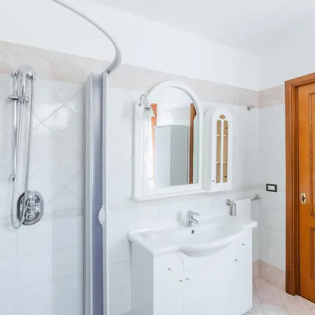 Realty Holidays - The House In The Center