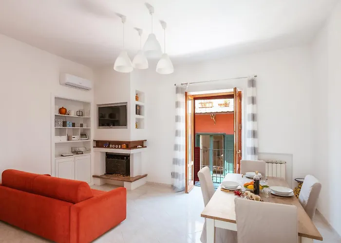 Seasuntour- The House In The Center *