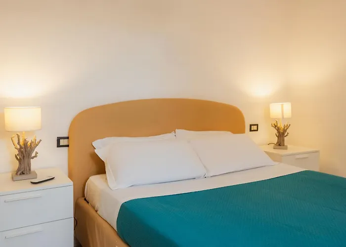 Seasuntour- The House In The Center *